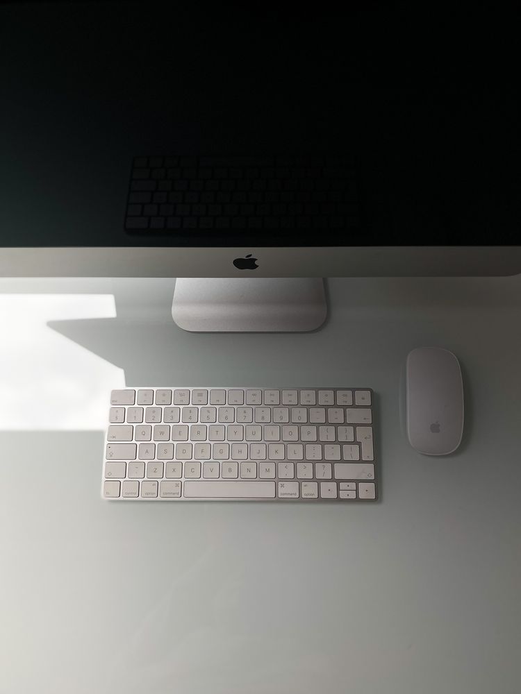 Apple iMac z 21.5-calowym ekranem z podświetleniem LED