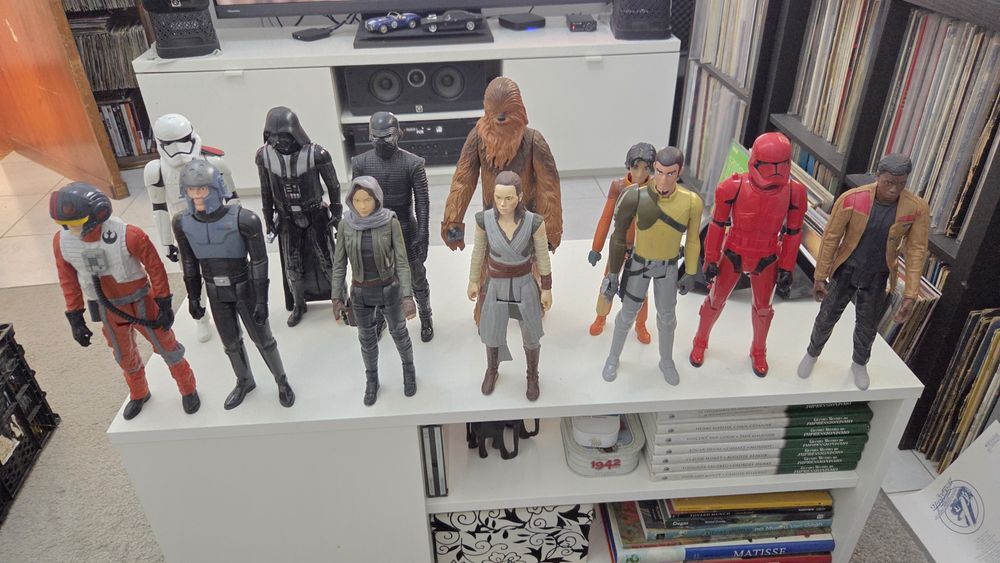 Vendo várias figuras de super heróis /star wars