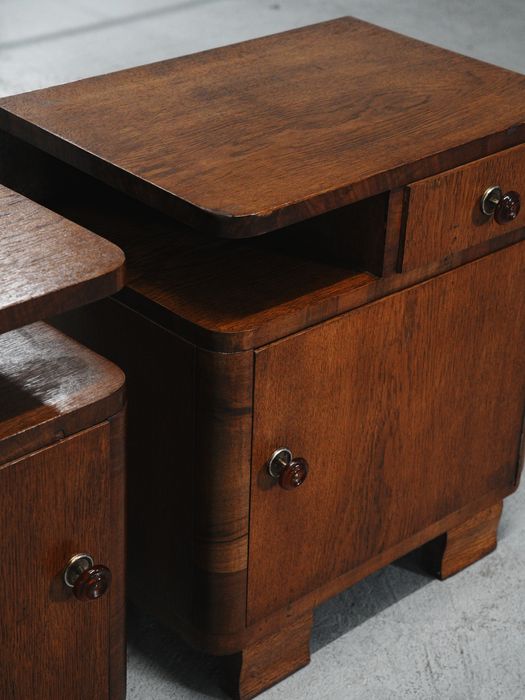 Mesas de cabeceira art deco em Carvalho maciço