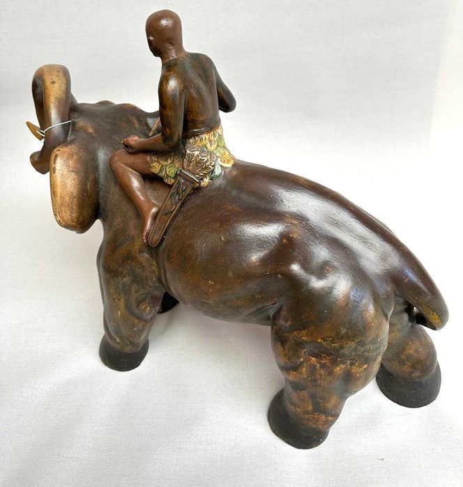Elefante da sorte. Peça em porcelana antiga
