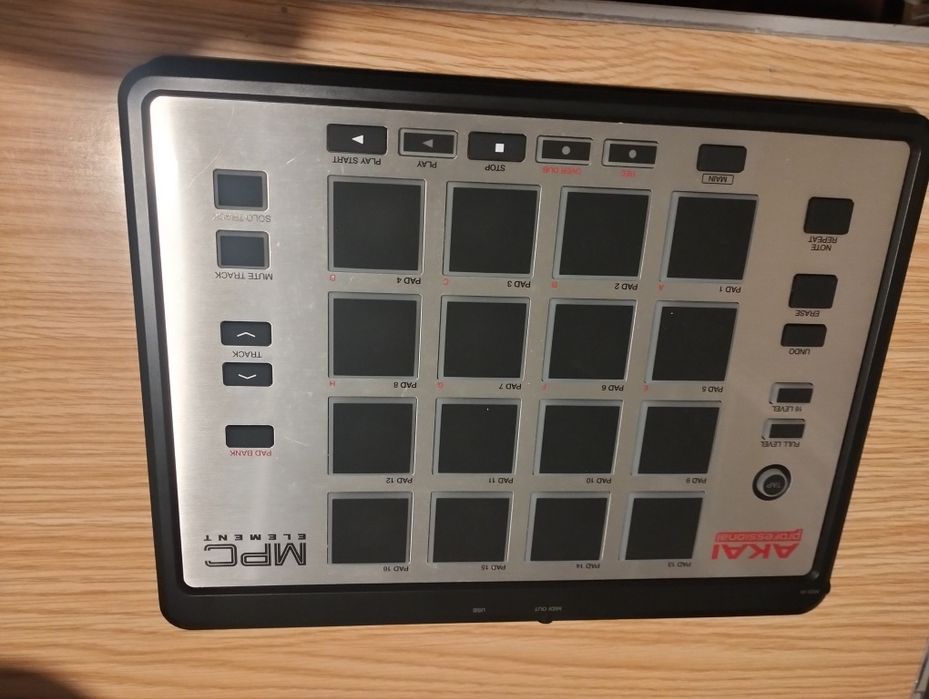 Akai Professional MPC Element DJ Sampler Pro Midi Control Pad Silver