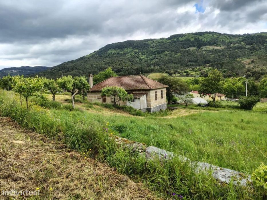 Quinta com casa e anexos em pedra