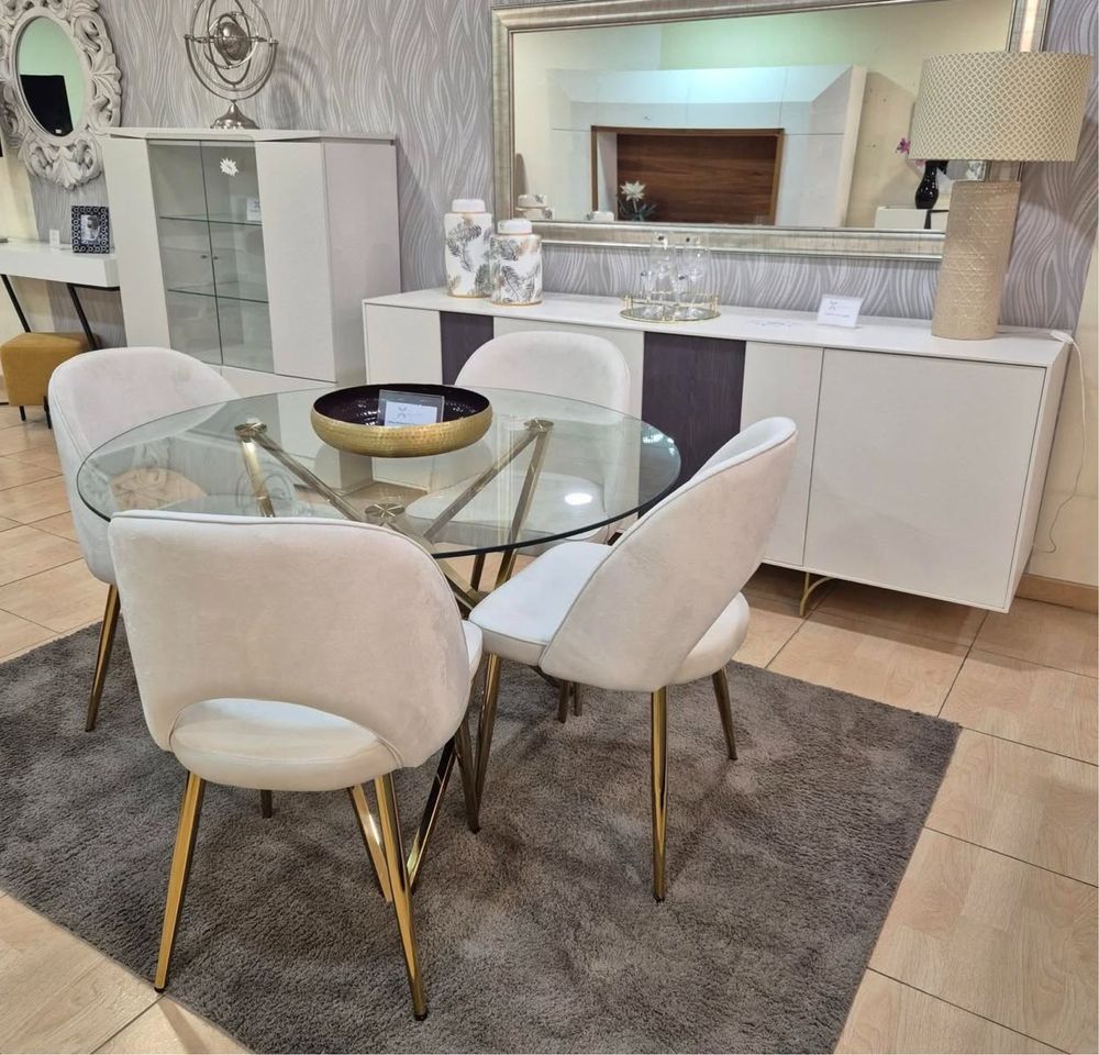Vendo mesa de 4 lugares de vidro muito bem estinada