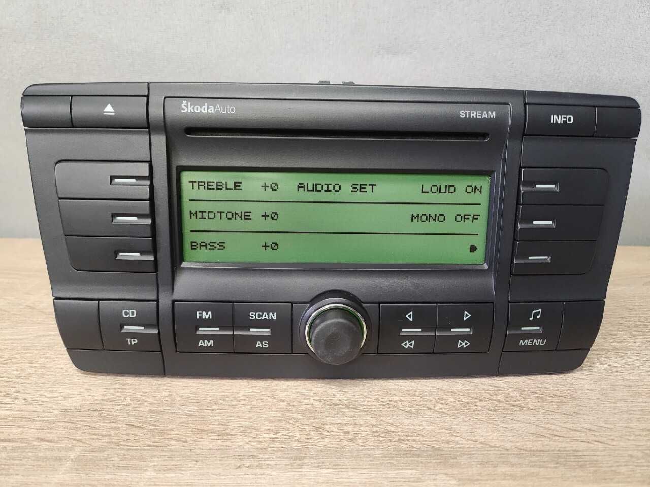 Radio samochodowe Skoda STEAM CD Octavia II 2 z kodem Zadbane