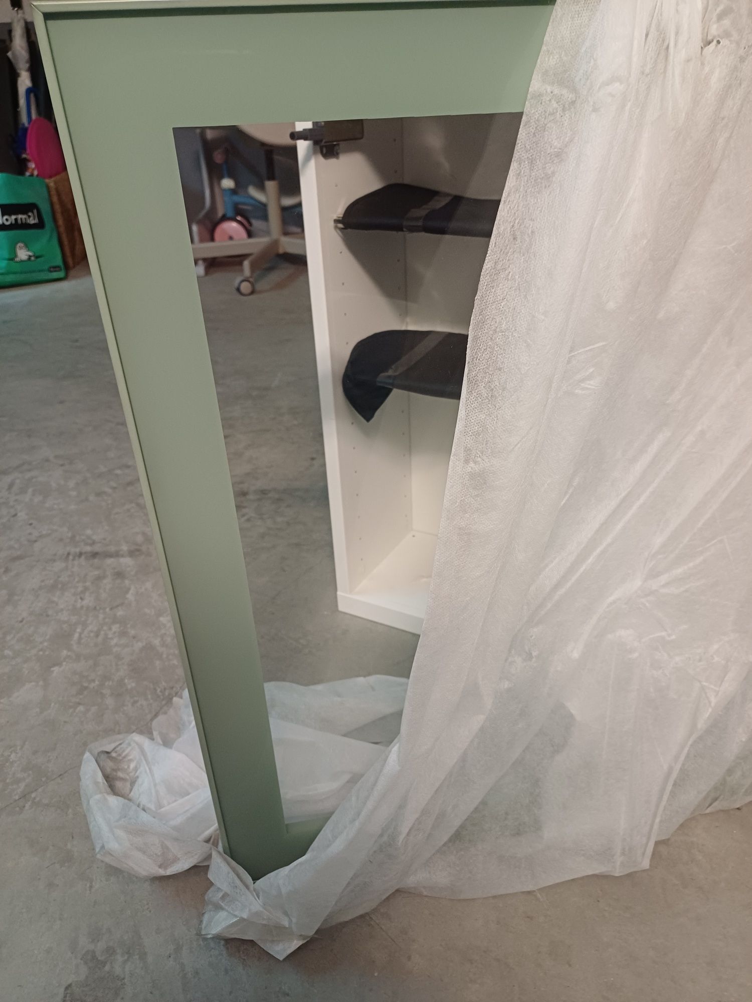 Movel Besta com porta vidro verde