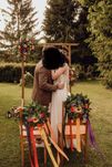 Dekoracje ślubne w stylu wiejskim/ pergola/ ścianka