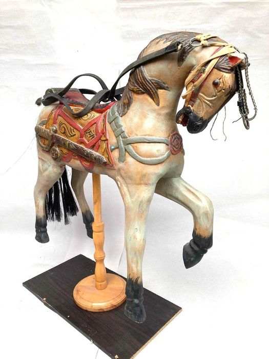 Cavalo decorativo antigo em madeira maciça