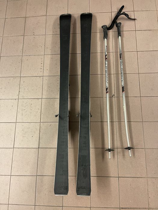 Skis usados Rossignol e Salomon com bastões.