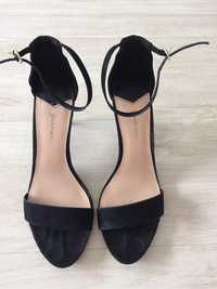 Sandalias pretas Stradivarius