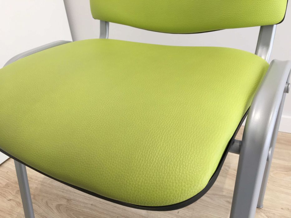 Cadeira em pele sintética