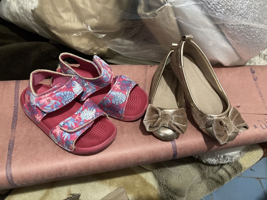 Босоніжки та туфлі