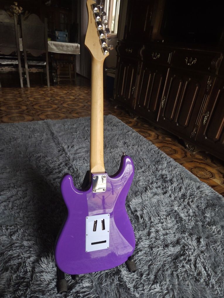 Guitarra elétrica roxa modelo Focus VT211S purple stratocaster