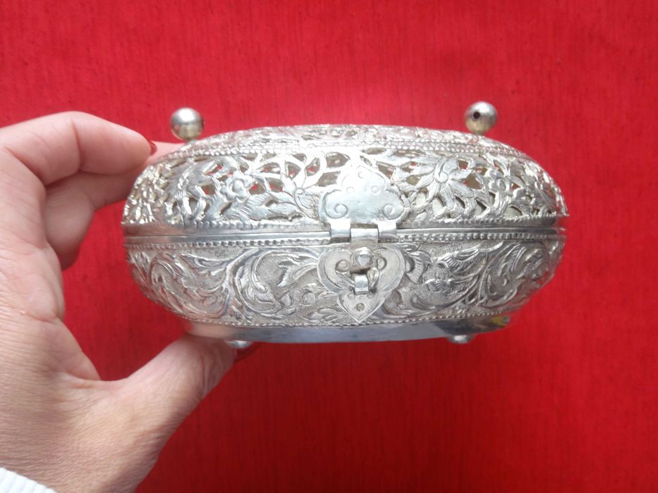 Srebrna szkatułka ażurowa