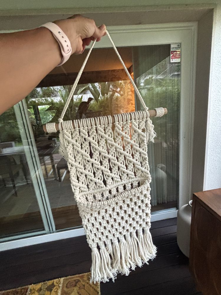 Peça decorativa artesanal para a parede madeira e cordao