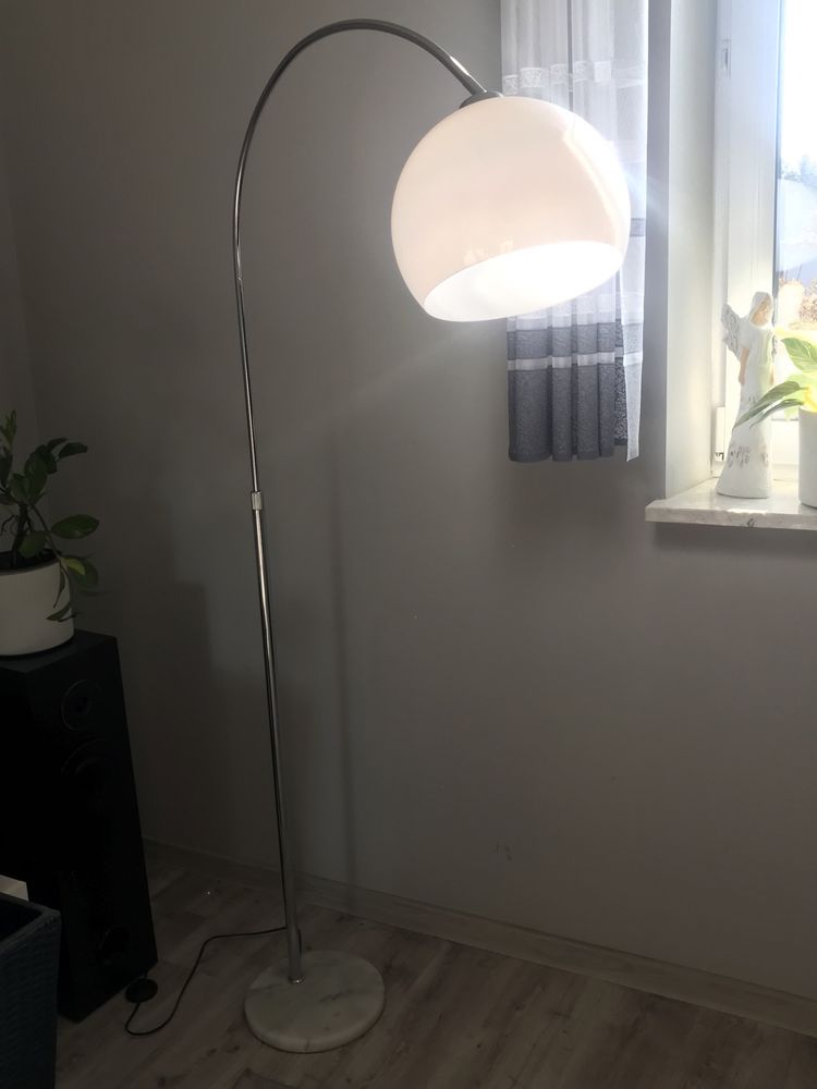 Lampa stojąca do salonu