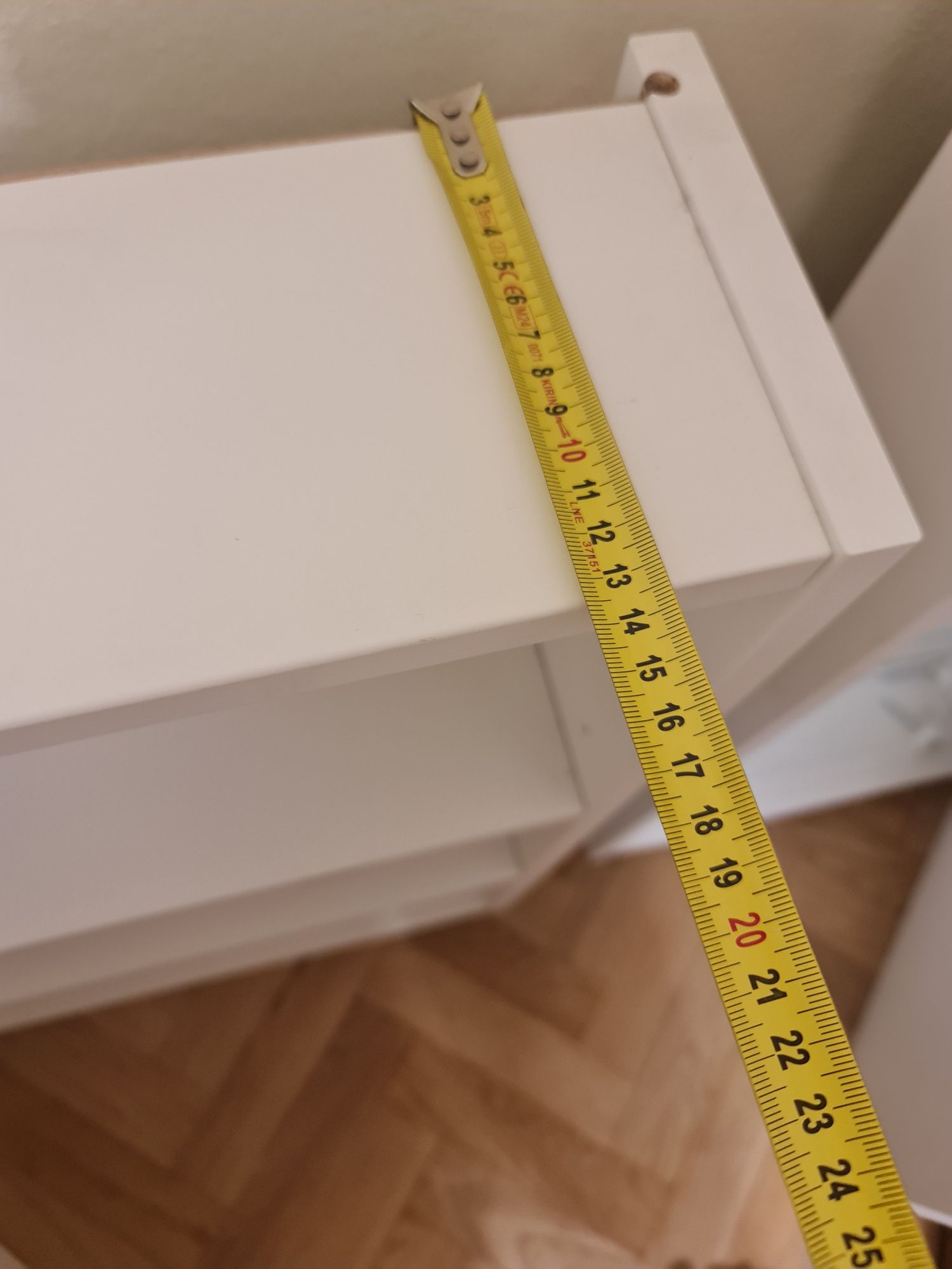 Dwa białe szafki wiszące – stan idealny