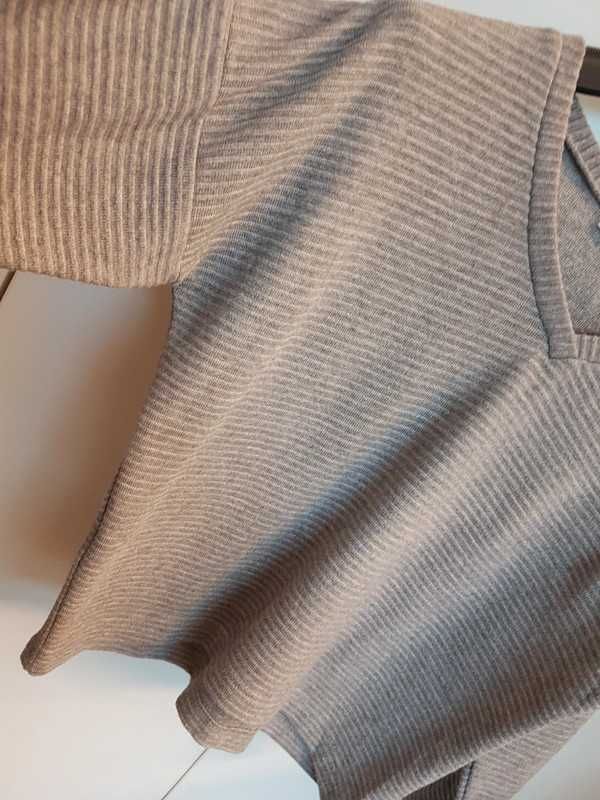 Szary sweter one size, oversize serek dekolt. Firma Laurella