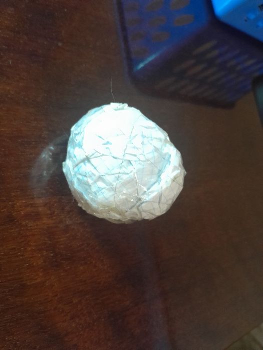 М'ячик із бумаги та скотчам