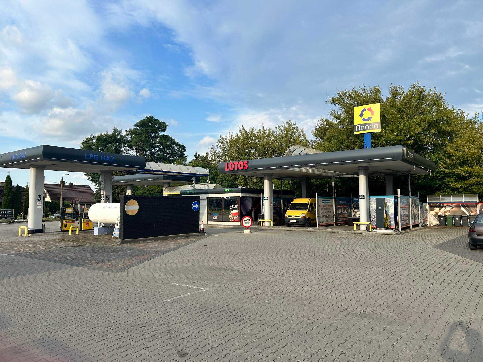 Plac handlowo/usługowy przy Biedronce, Stacji Paliw skrzyżowDK42/DW728