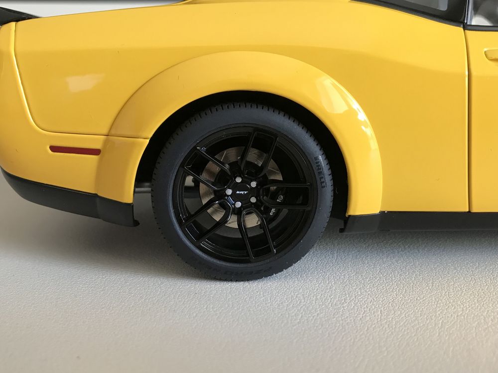 AutoArt Dodge Challenger SRT Hellcat Widebody 2018 Yellow jacket 1/18