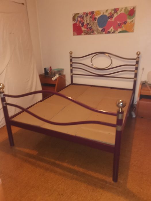 Cama de casal de metal