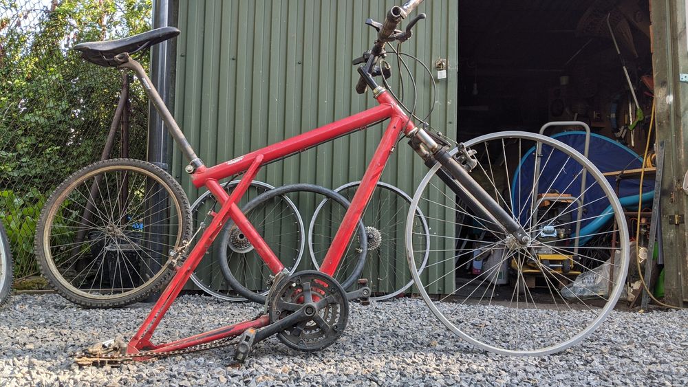 Ciekawy rower do odrestaurowania plus zestaw kół