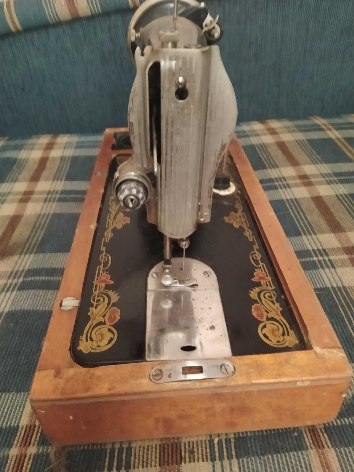 Советская швейная машинка с узорам
