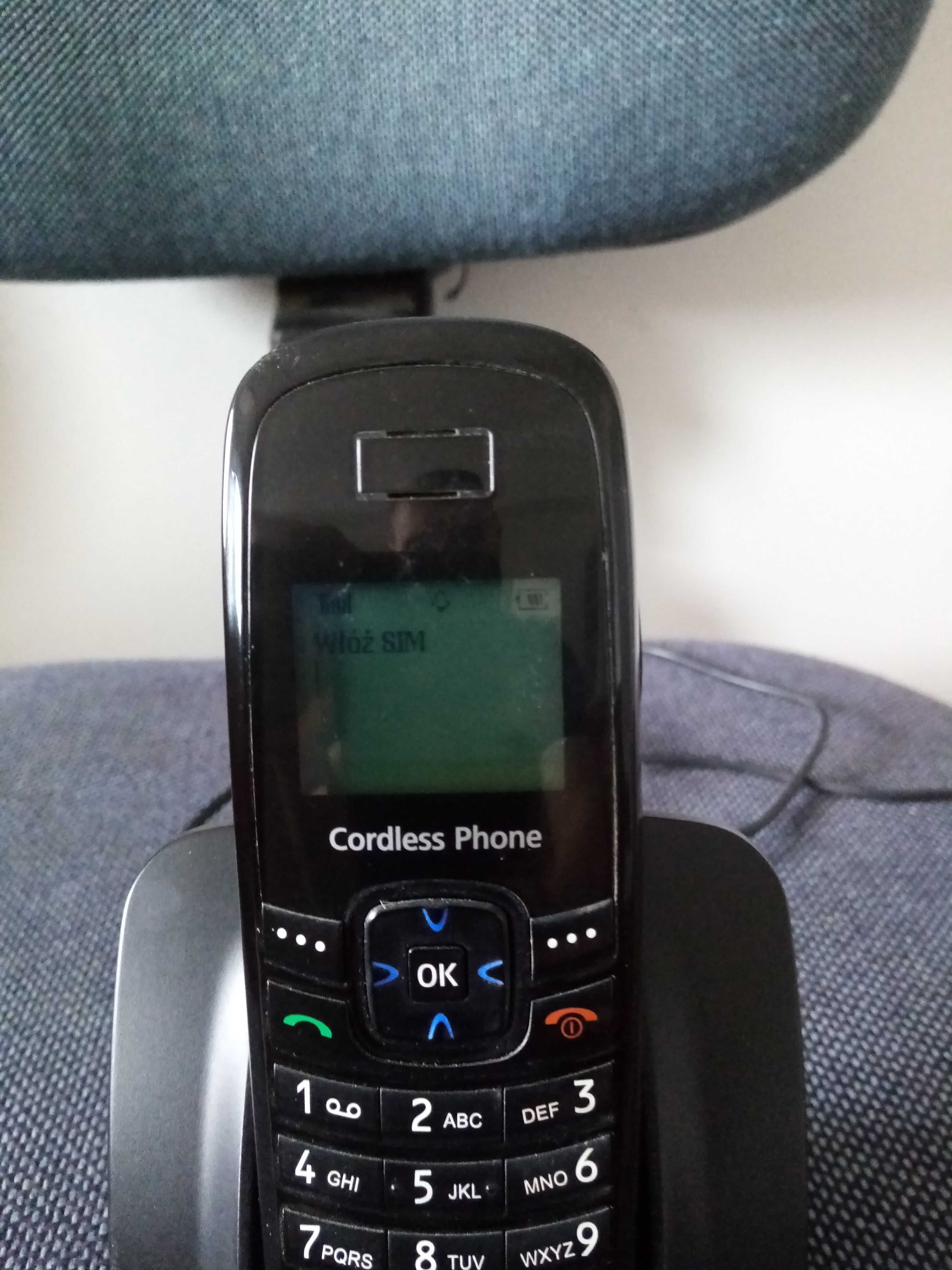 Telefon Huawei ETS8121 ze stacją ładowania