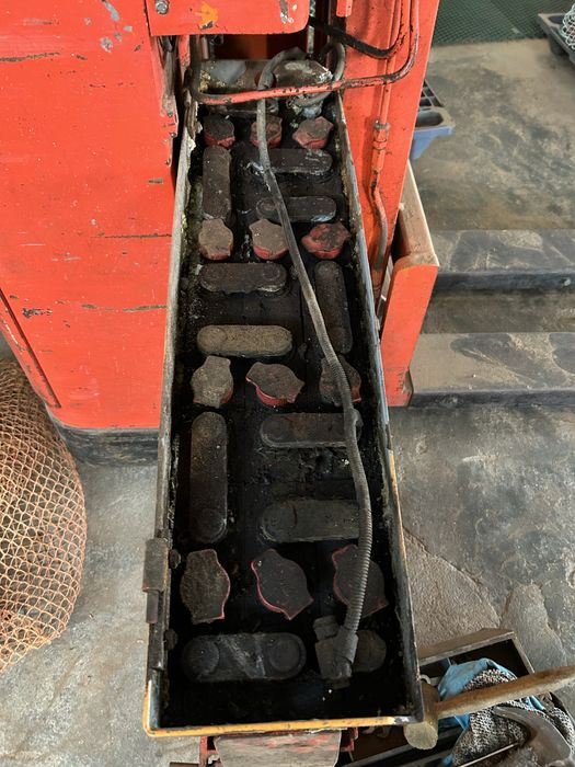 Vendo stacker  a bateria levanta ate 4 metros