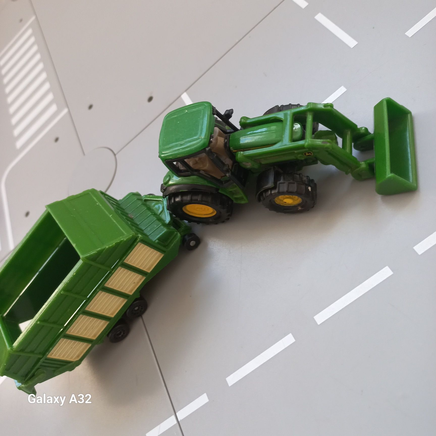 Siku traktor John deere z ladowaczem czolowym I przyczepa