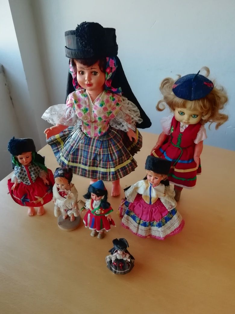 Bonecas portuguesas em trajes regionais.