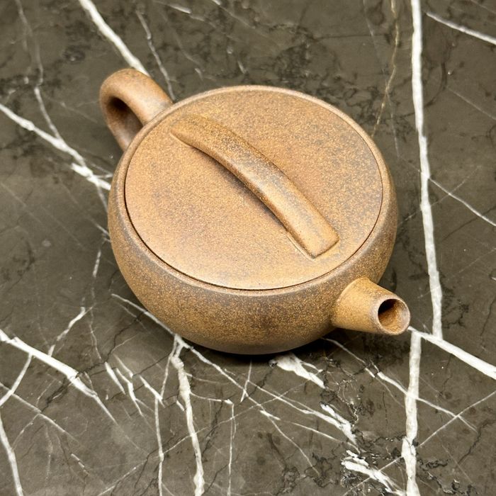 Чайник з глини грубої структури (raw ore) ручної роботи