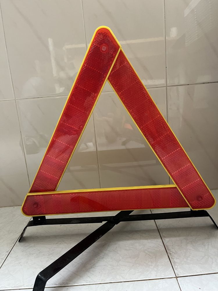 Triângulo de sinalização para automóvel