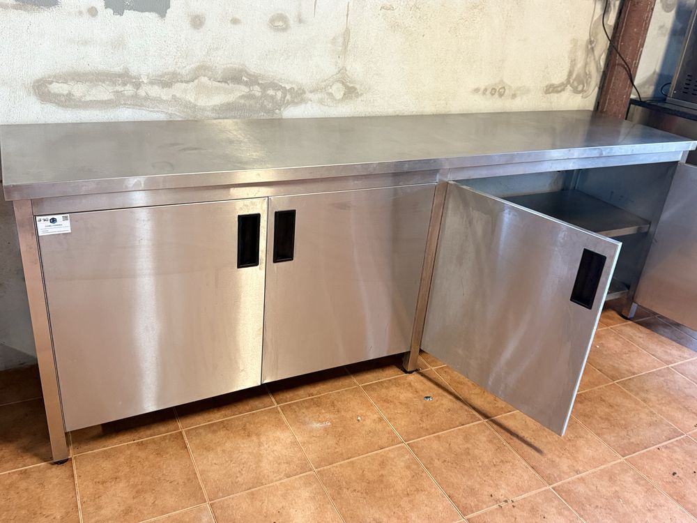 Escaparate em inox T2 com portas