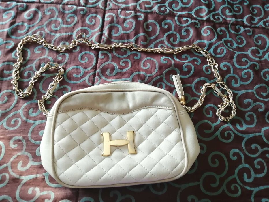 Mala-bolsa alcochoada bege com corrente a tiracolo