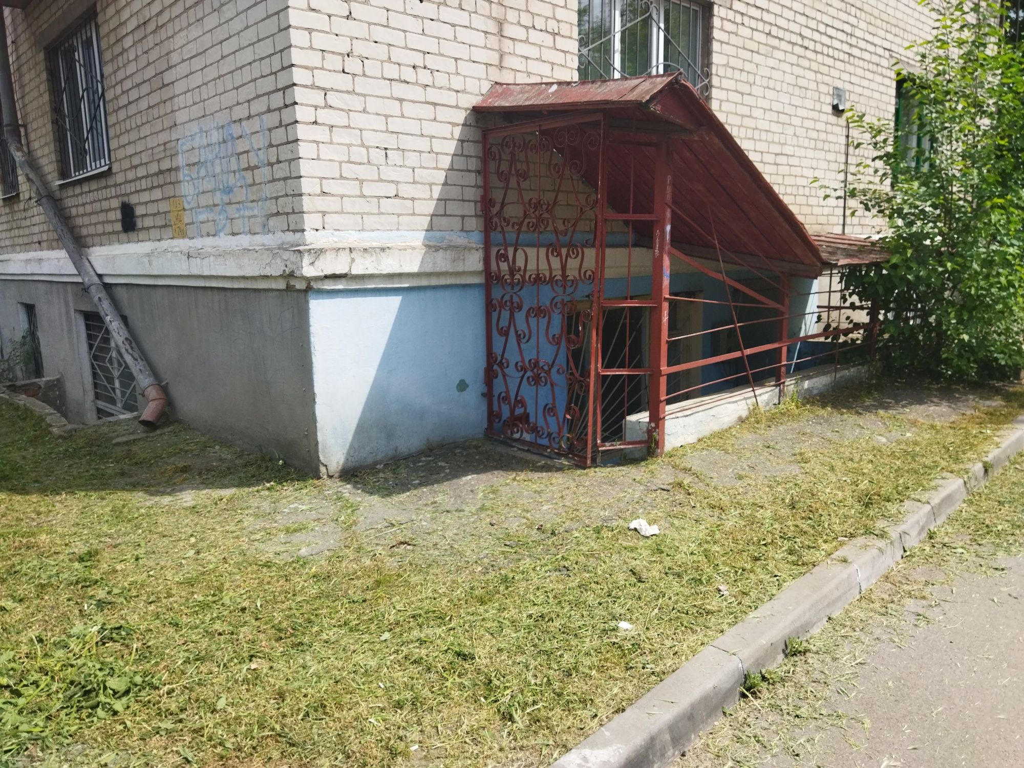 Продажа нежилого помещения 171,7кв.м в центре города (пл. Геров,1)