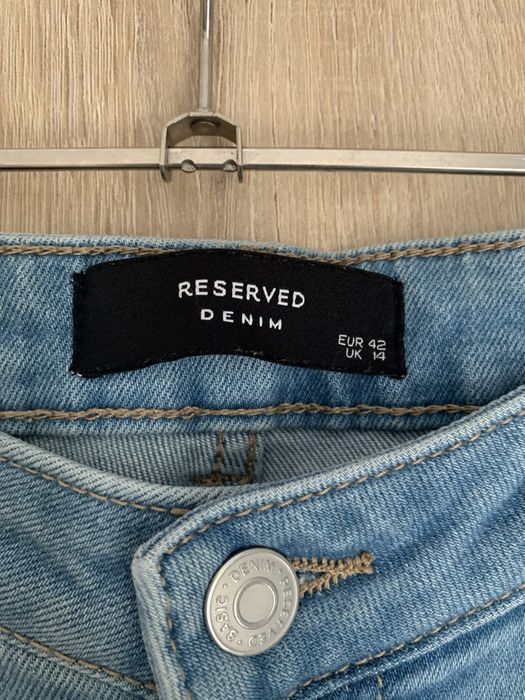 Niebieskie jeansy Reserved