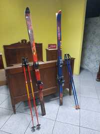 2 pares de skis e botas
