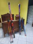 2 pares de skis e botas