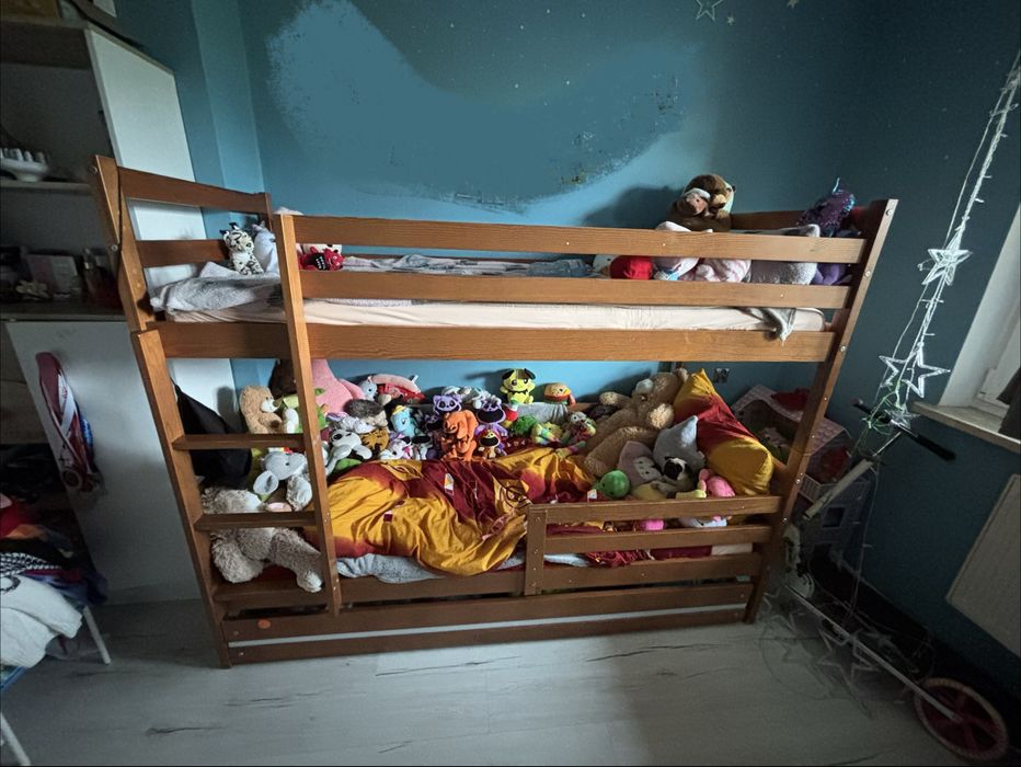 Łóżko piętrowe z materacami