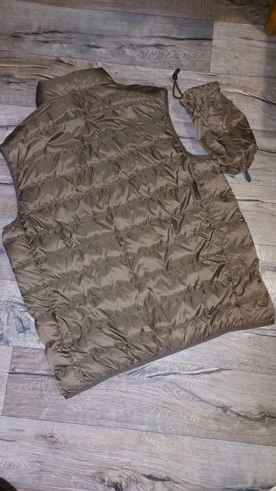 Фірмова легенька якісна тепла жилетка унисекс на пуху Uniglo! Розмір L