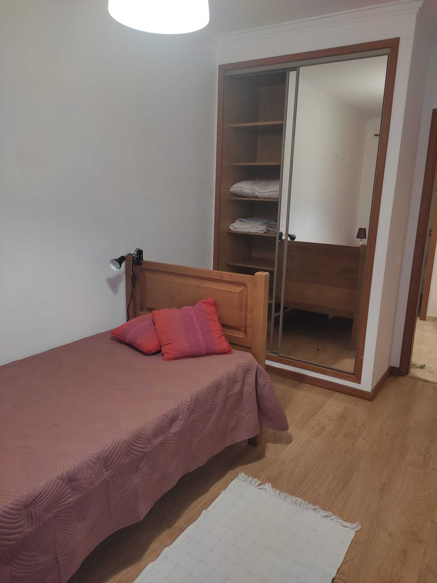 QUARTO  p/ ESTUDANTE (F) em T3 - Sobreda - Almada