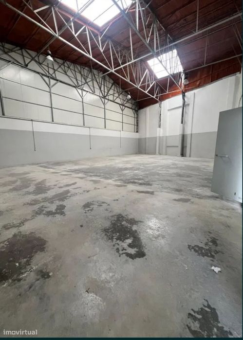 Armanzem magnifico com 300 m2 area