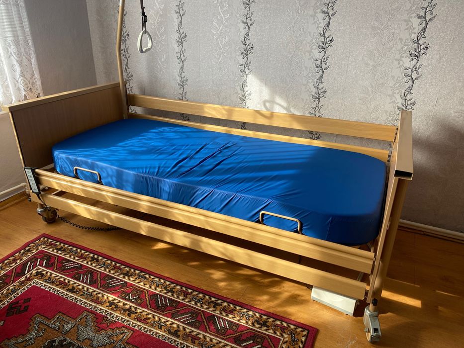 Łóżko rehabilitacyjne z materacem plus materac przeciwodleżynowy