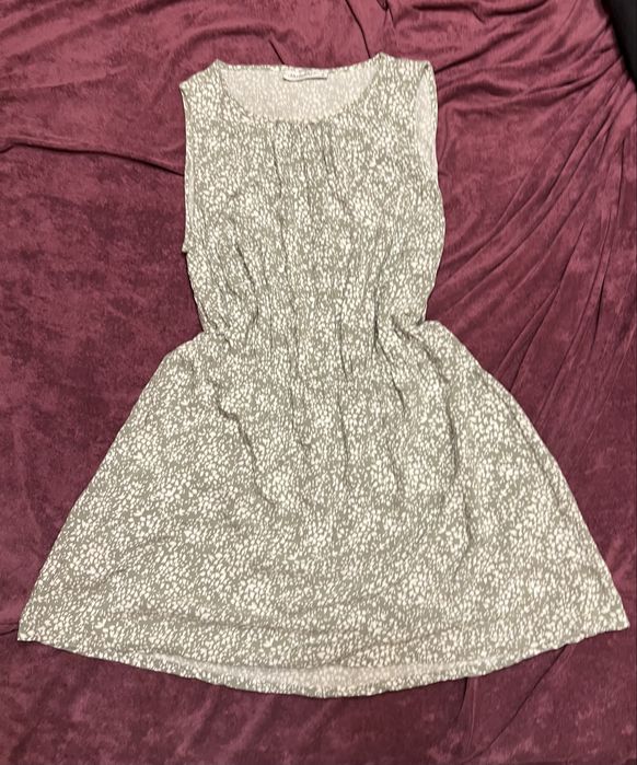 Zwiewna sukienka na lato z gumką w pasie taliowana