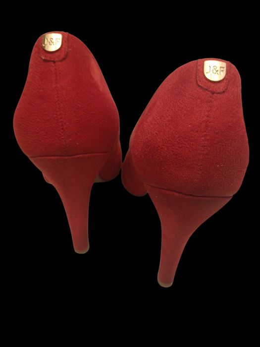 Sprzedam czerwone buty na szpilkach