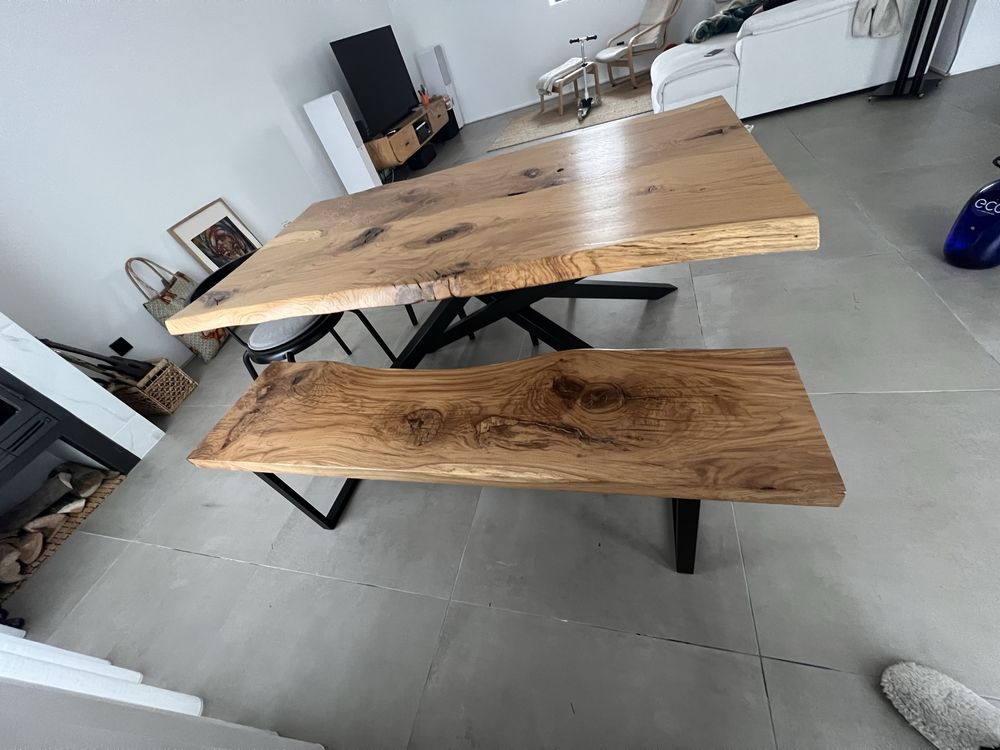 Vendo mesa e banco em madeira maciça de alta qualidade.