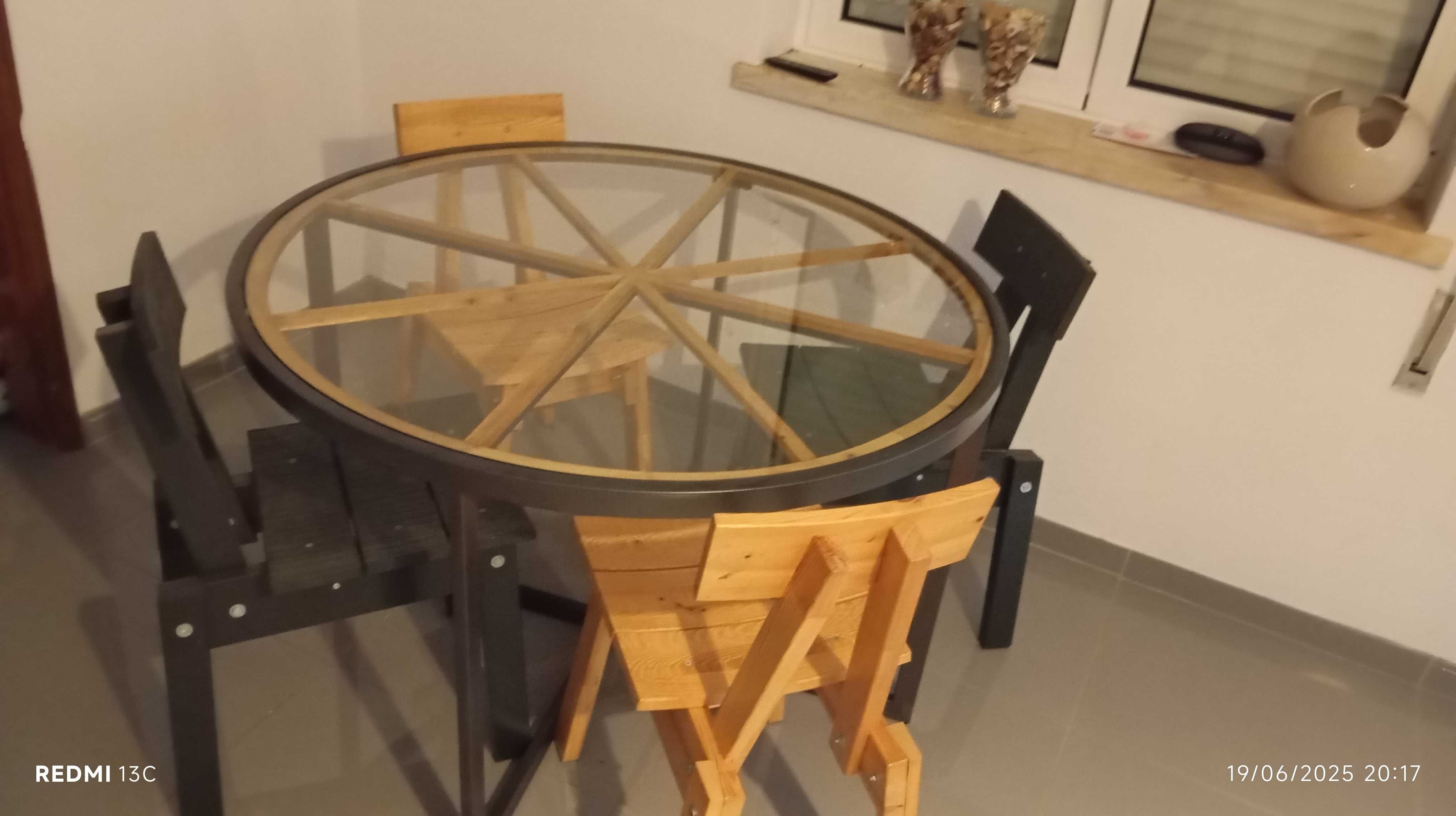 Mesa de tampo de vidro com 4 cadeiras