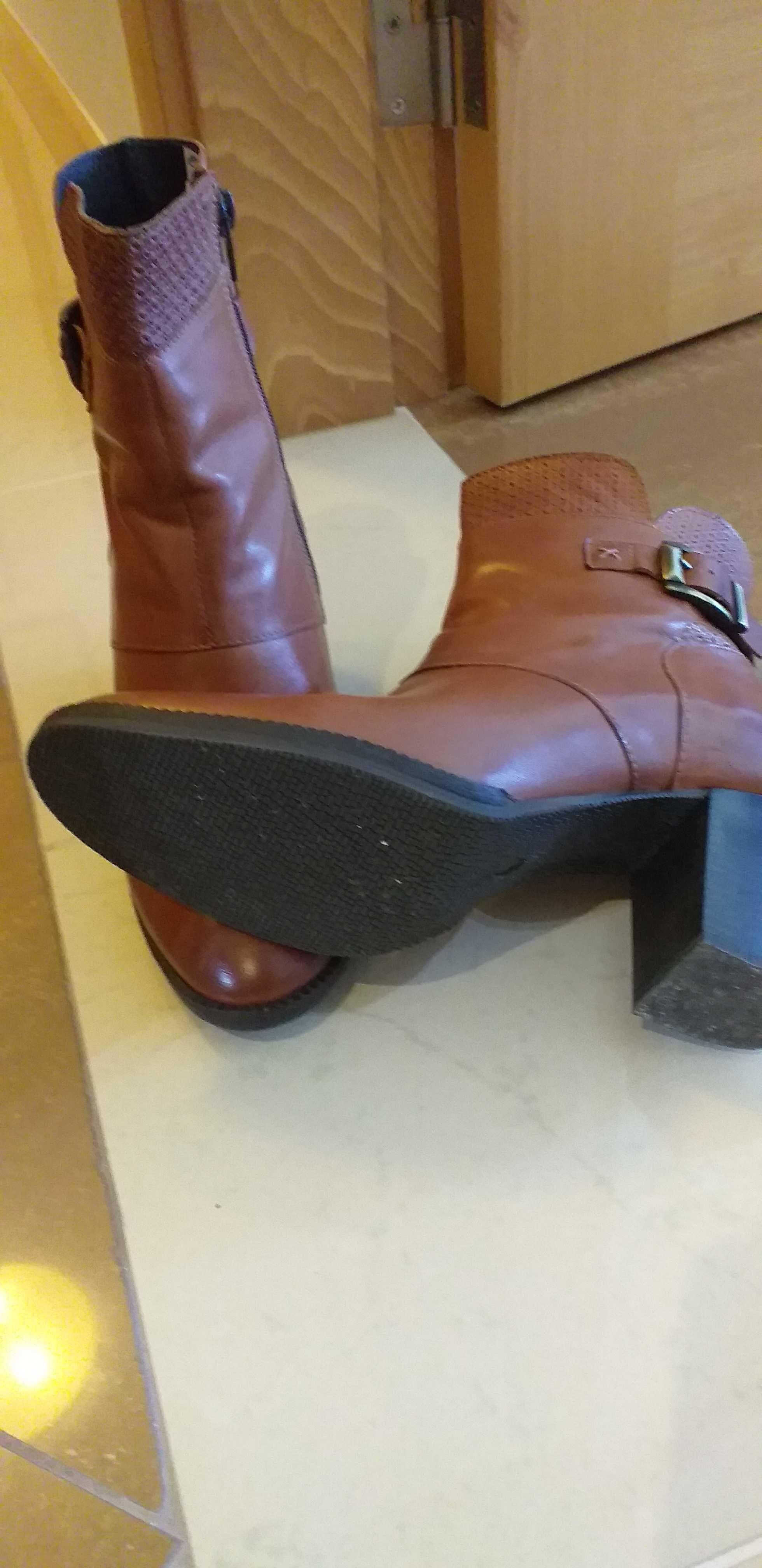 Botas de senhora castanhas, com pouco uso
