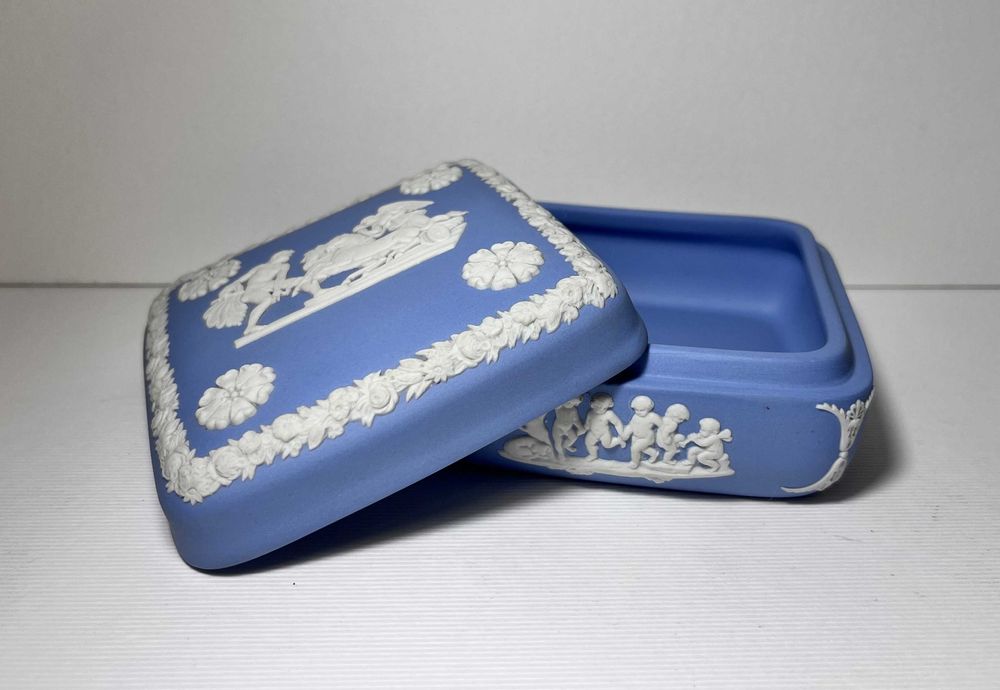 Puzderko szkatułka Wedgwood Blue Jasperware starożytny Rzym kwadrat